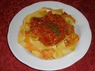 Bandnudeln in pikanter Tomatensoße Rezept