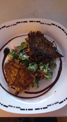 Zucchini Rösti auf Vogerlsalat Rezept