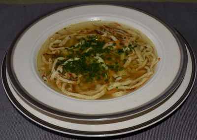 Suppe mit Käsefrittaten  Rezept