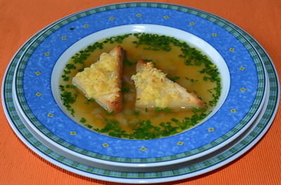 Suppe mit überbackenen Käseecken Rezept