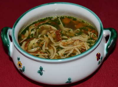 Rindsbouillon mit Krenfrittaten Rezept