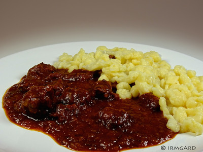 Rindsgulasch mit Spätzle Rezept