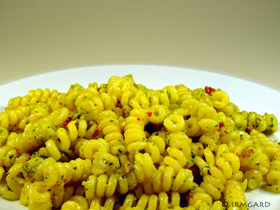 Pasta mit Knoblauch-Chili-Pesto Rezept