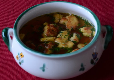 Suppe mit goldenen Semmelwürfel Rezept