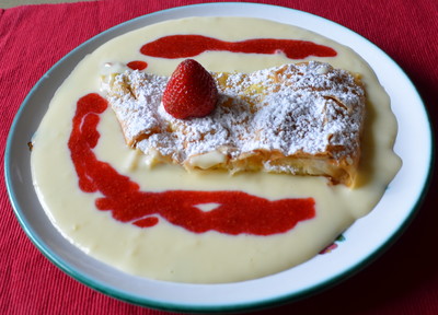 Topfenstrudel mit frischen Erdbeeren Rezept