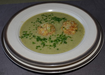 Brokkolicremesuppe mit Brotknöderl Rezept