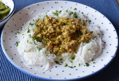 Würzig Faschiertes auf Reisnudeln Rezept