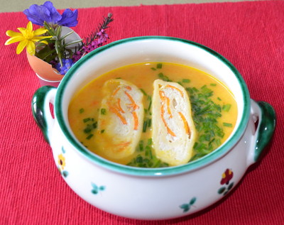 Karottensuppe mit Hendlpalatschinken Rezept