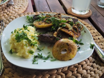 Kalbsleber Berliner Art mit Kartoffelstampf Rezept