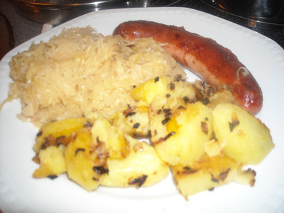 Bratwürstel mit Sauerkraut und Rösterdäpfel Rezept