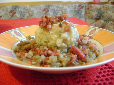 Specklinsen mit Semmelknödel Rezept