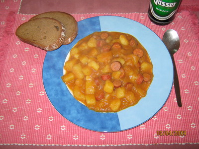 Erdäpfelgulasch &amp; Schwarzbrot Rezept