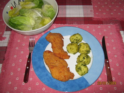 Hühnerschnitzel mit Petersilerdäpfeln &amp; Salat Rezept