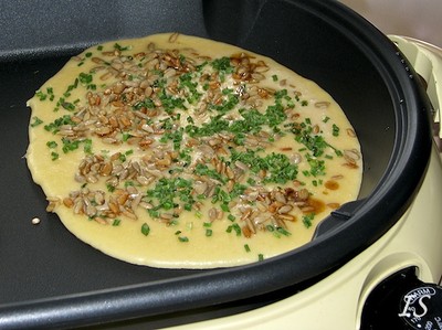 Rezept Palatschinken mit Schnittlauch und Sonnenblumenkernen Palatschinken mit Schnittlauch und Sonnenblumenkernen Rezept