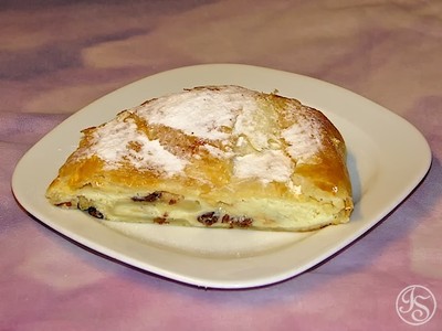 Topfenstrudel mit Rumrosinen Rezept