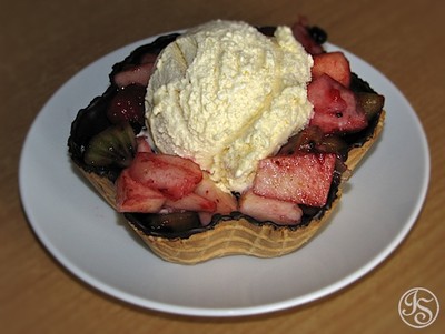 Obstsalat mit Eis i.d. Waffelblüte Rezept