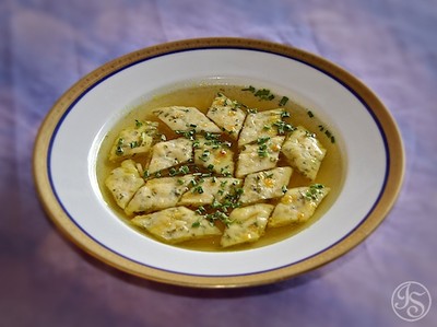 Suppe mit Topfen-Kräuterschöberl Rezept