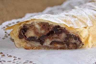 Zwetschkenstrudel mit Nüssen Rezept