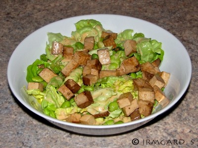 Räuchertofu auf grünem Salat Rezept