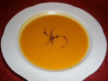 Hokkaido-Tomaten-Suppe mit Kürbiskernöl Rezept