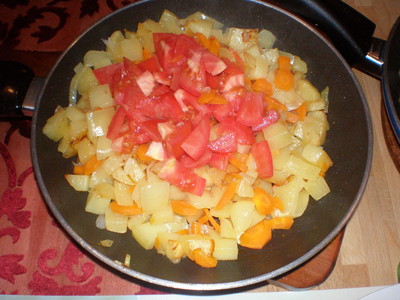 Beilage aus Kartoffeln, Karotten, Paprika und Tomaten Rezept