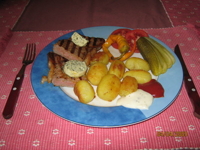 Rumpsteak vom Grill garniert &amp; Braterdäpfeln Rezept