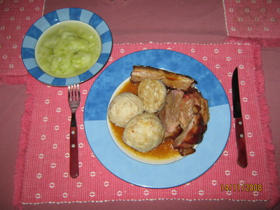 Schweinsbraten mit Semmelknödel &amp; Gurkensalat Rezept