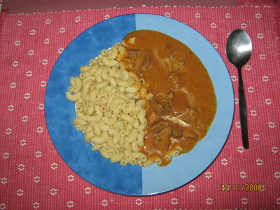 Schweinsgulasch mit Teigwaren Rezept