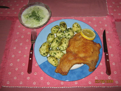 Schweinskotelett gebacken mit Petersilerdäpfeln &amp; Rahm Gurkensalat Rezept