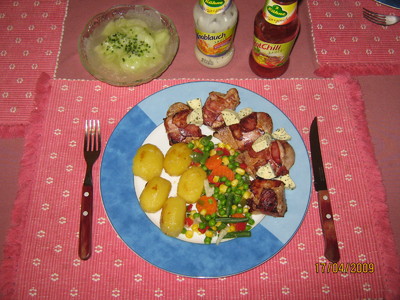 Schweinsmedaillons im Speckmantel mit Buttererdäpfeln, Pusztagemüse &amp; Gurkensalat Rezept