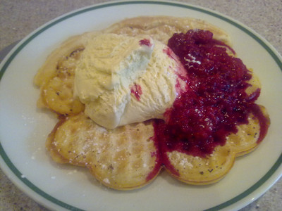 Waffeln mit Vanilleeis und Himbeeren Rezept