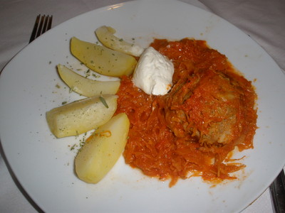 Takart - Faschierte Bällchen auf Tomatensauerkraut Rezept