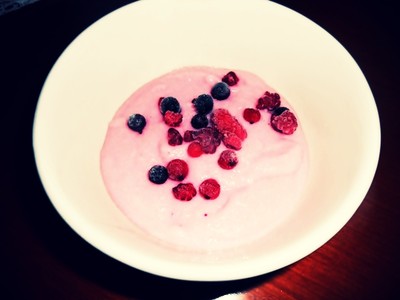 Flamingogrießpudding mit Beeren Rezept