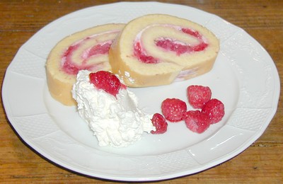 Bisquitroulade mit Joghurt-Himbeerfülle Rezept