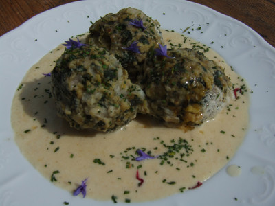 Brennesselknödel in Rahmsauce Rezept