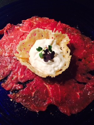 Carpaccio mit Knoblauch Dip im Parmesan Schälchen Rezept