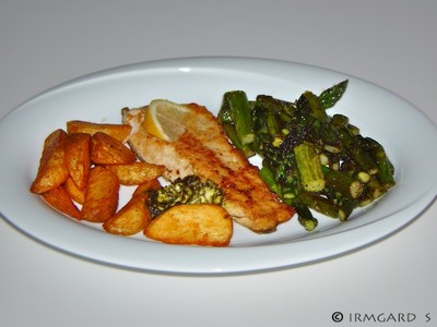 Forellenfilet an gebratenem Spargel mit Bärlauchbutter Rezept