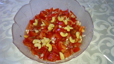 Tomatensalat mit Cashewkernen  Rezept