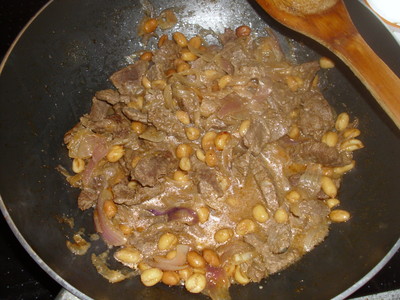 Mexikanisches Zwiebelfleisch mit Erdnüssen Rezept