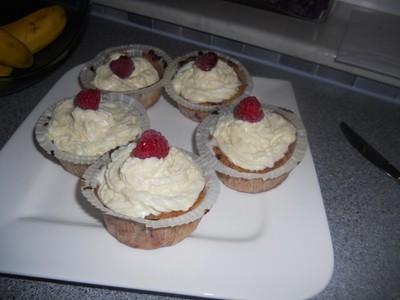 Raspberry Cupcakes with White Ganache Topping Rezept