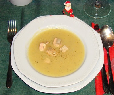 Erdäpfelcremesuppe mit Lachswürfeln Rezept