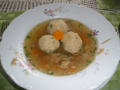 Kräftige Hühnersuppe mit Bröselknöderl Rezept