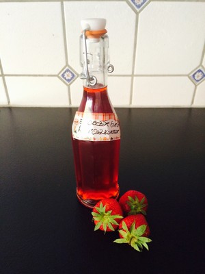 Erdbeer- Sirup mit Rosenwasser Rezept