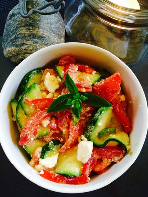 Zucchini- Tomaten Salat mit Feta  Rezept