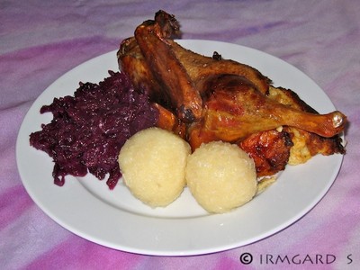 Gebratene Ente mit Kartoffelknödel und Blaukraut Rezept