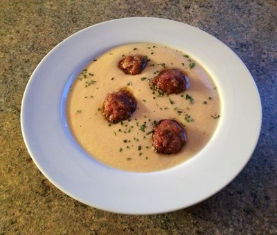 Karfiolcremesuppe mit Hackfleischbällchen Rezept