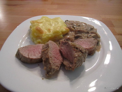 Schweinefilet medium mit Kartoffelgratin und Champignonsauce Rezept