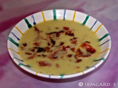 Erdäpfelsuppe mit Eierschwammerl und Speck Rezept