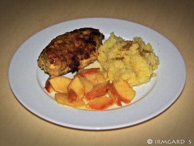 Kräuterhühnerbrust mit glasierten Äpfel und Steckrübenpüree Rezept