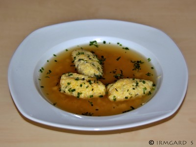 Maisgrießnockerlsuppe Rezept